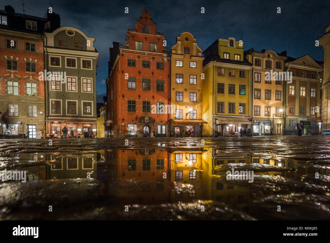 Klassische Ansicht der berühmten stortorget Stadtplatz in der Altstadt Gamla Stan (Altstadt) im Zentrum von Stockholm bei Nacht beleuchtet mit Reflexionen, Schweden Stockfoto