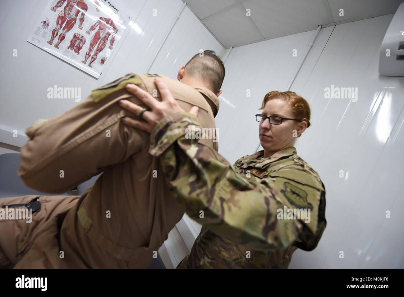 Oberstleutnant Tisha Sutton, 332 d Expeditionary Medical Group Physiotherapeuten, führt ein Pilot aus den 332 d Expeditionary Jagdgeschwader durch eine Reihe von Übungen Flexibilität am 3. Januar 2018 in Südwestasien. Schwere Überlebensmittel, erweiterte Flug Dauer und beengten Cockpits können für die Entwicklung von schweren Verletzungen führen zu bereitgestellt Aircrew Mitglieder ohne vorbeugende Pflege. (U.S. Air Force Stockfoto