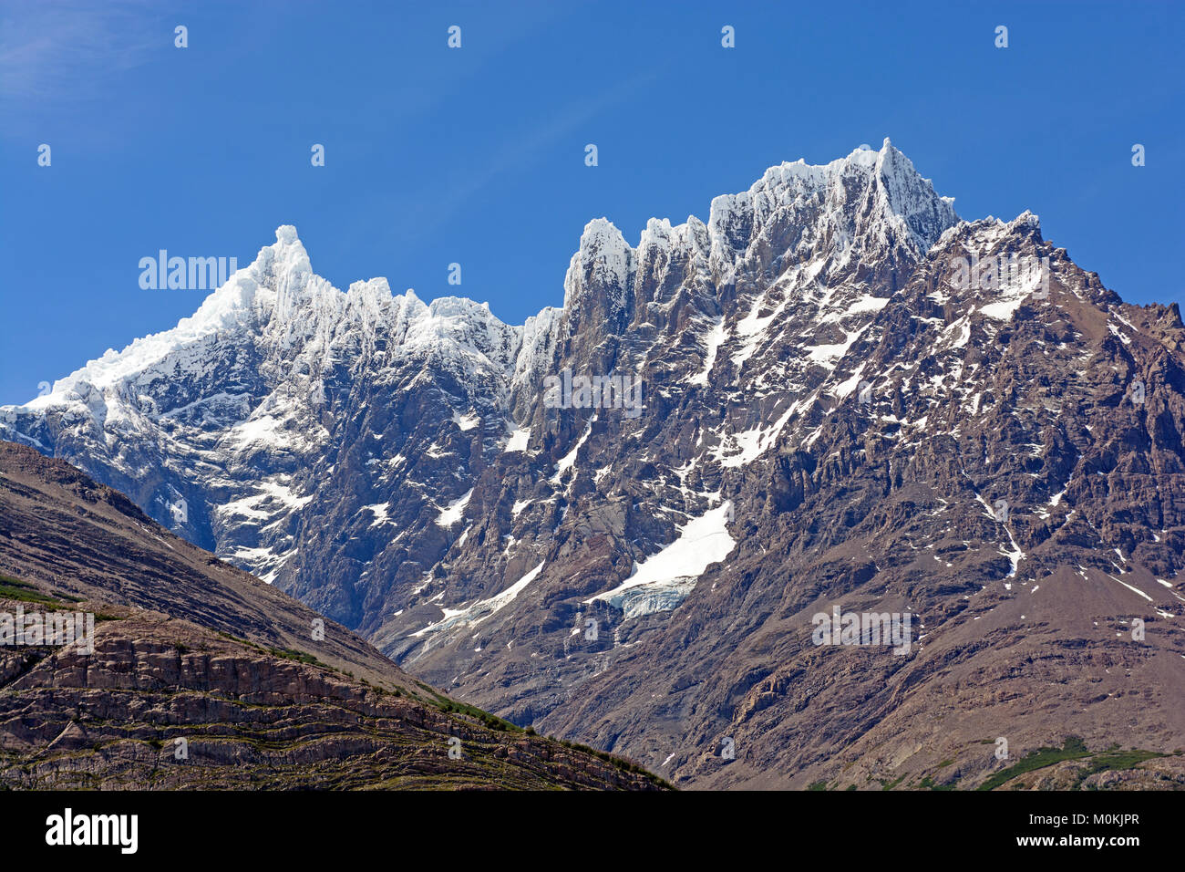 Frischer Schnee auf dem Cerro Paine Grande im Torres del Paine Nationalpark in Patagonien Chile Stockfoto