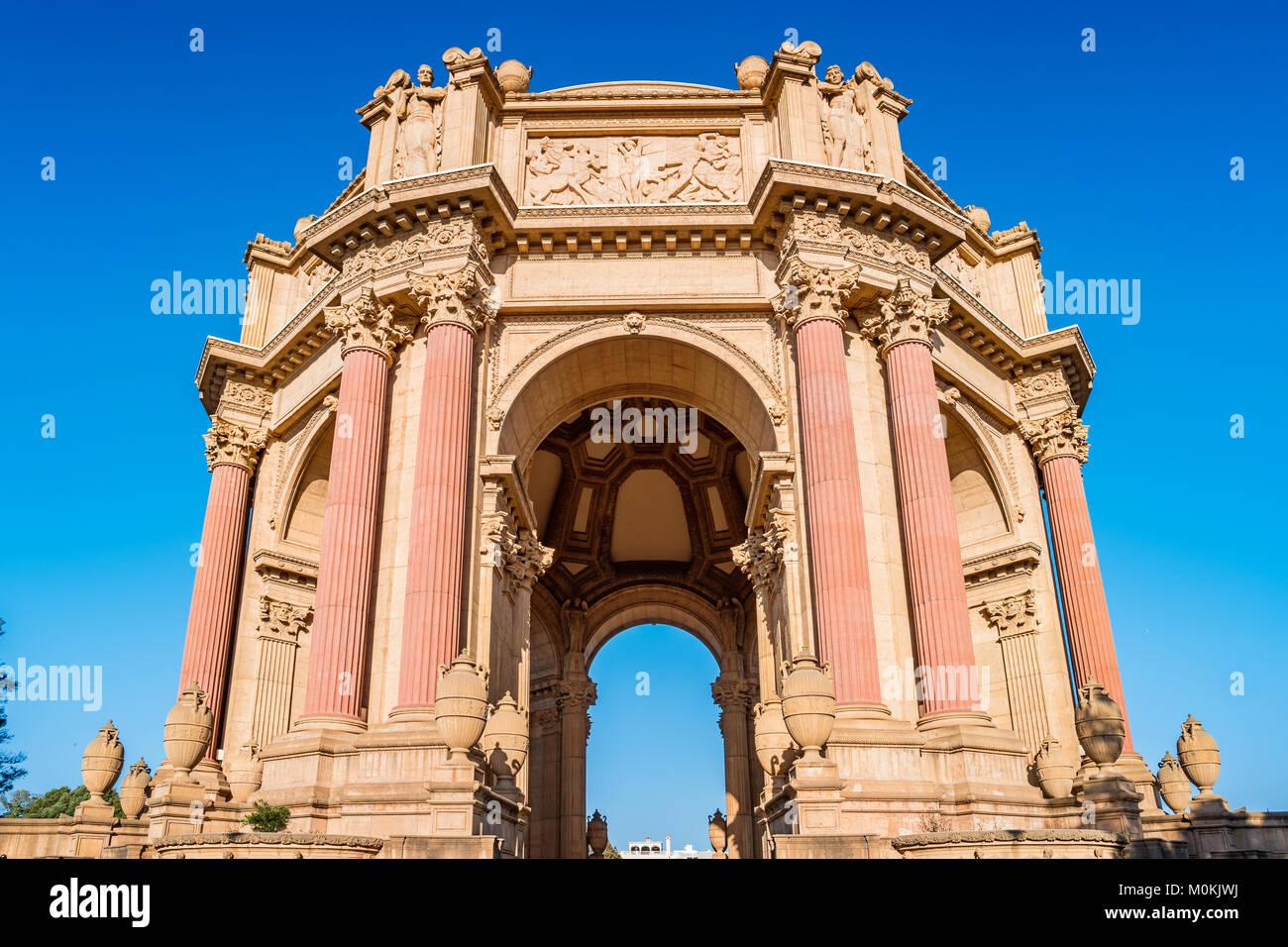 Palast der Schönen Künste in San Francisco, Kalifornien, USA an einem sonnigen Tag. Stockfoto