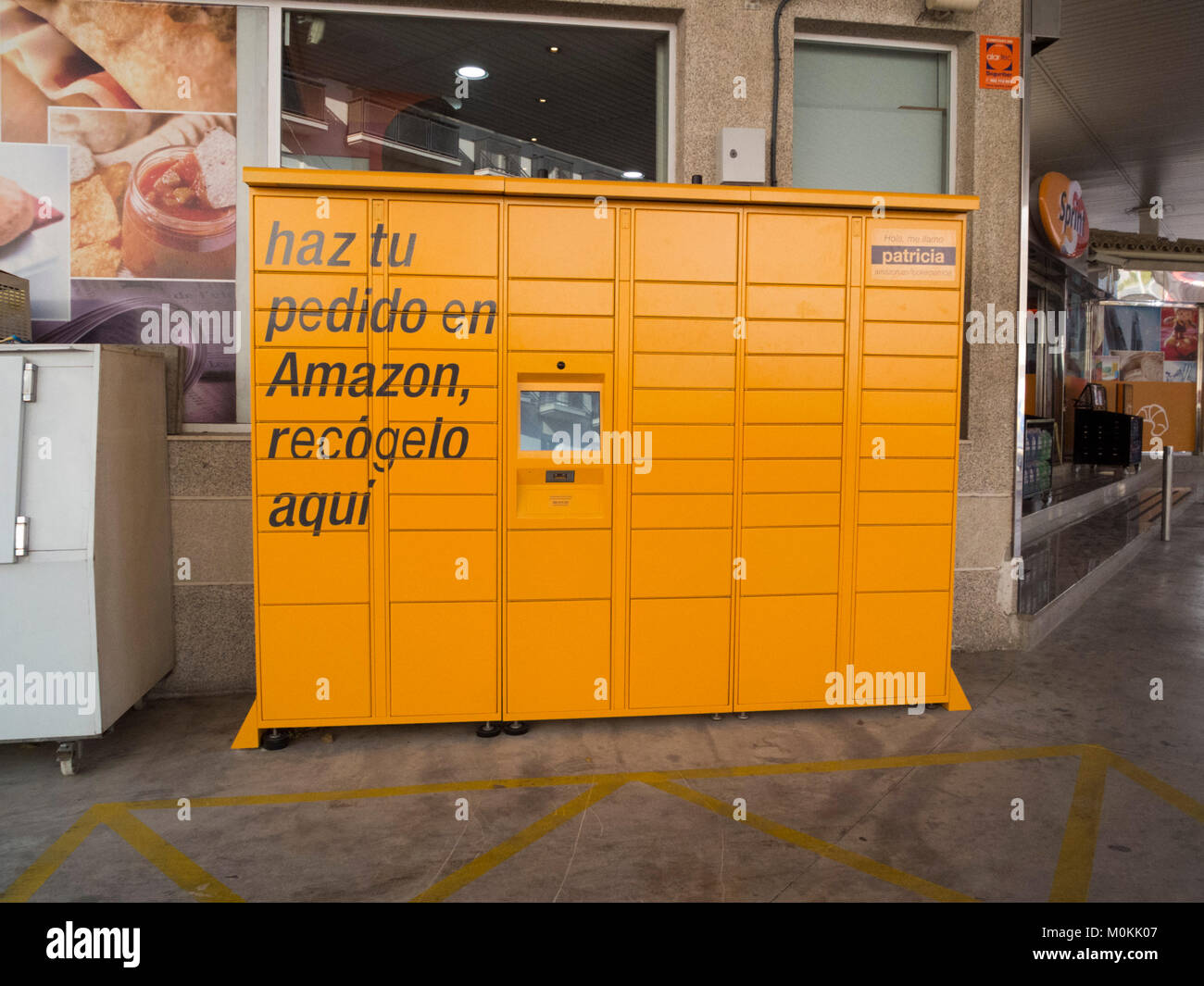 Amazon Schließfach in Tankstelle in Altea, Alicante, Spanien  Stockfotografie - Alamy