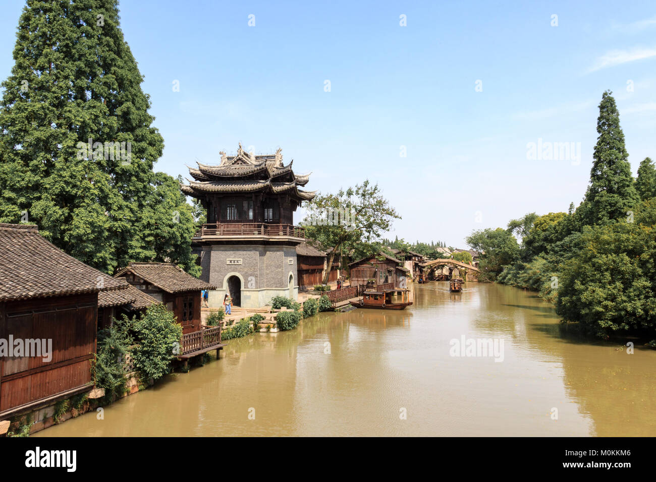Wuzhen, China - wuzhen ist einer der berühmtesten Wasser Dörfer nicht weit von Hangzhou, hier mit Touristen im April chinesische Urlaub voll Stockfoto