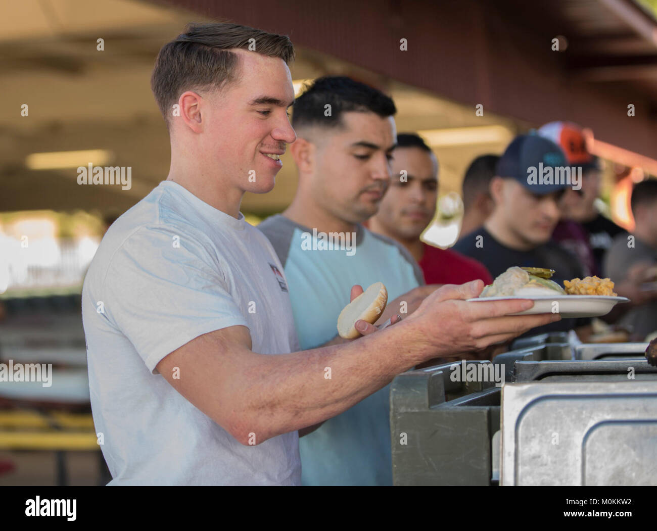 Us Marine Corps Air Traffic Controller Cpl. Steven Goller, in der Marine Corps Air Station Yuma, Ariz zugeordnet Headquarters and Headquarters Squadron (H&HS), erhält Nahrung während des H&HS Kaserne Bash im Ramada Feld Jan. 18, 2018. H&HS Führung und die Station Single Marine Programm die Veranstaltung Moral mit Spiel und Spaß zu stärken koordiniert, freundliche Konkurrenz. (U.S. Marine Corps Stockfoto