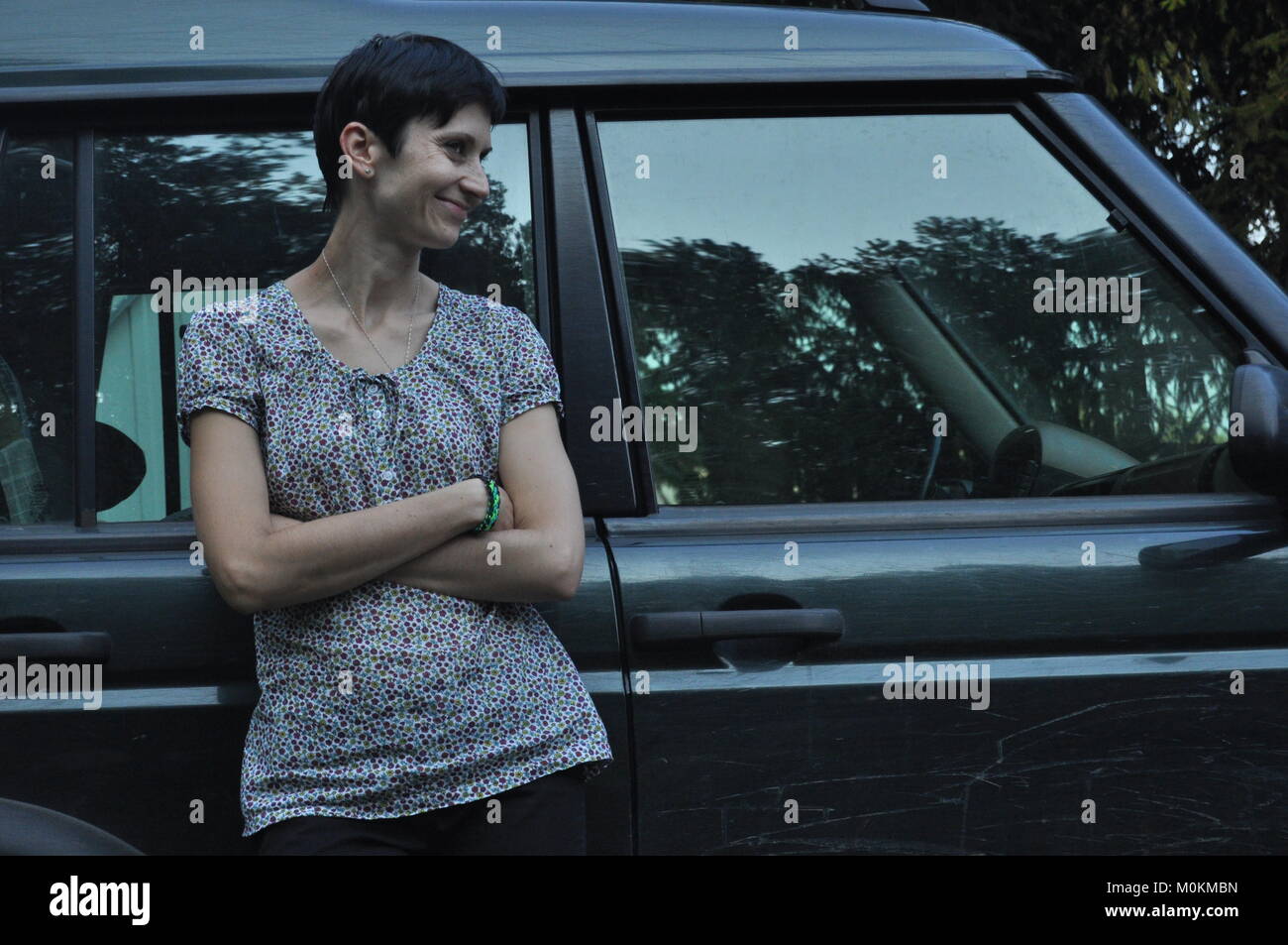Die Frau unterhalten und nachdenklich. Mädchen mit Ohrringe. Lächeln und Zufriedenheit. Stockfoto