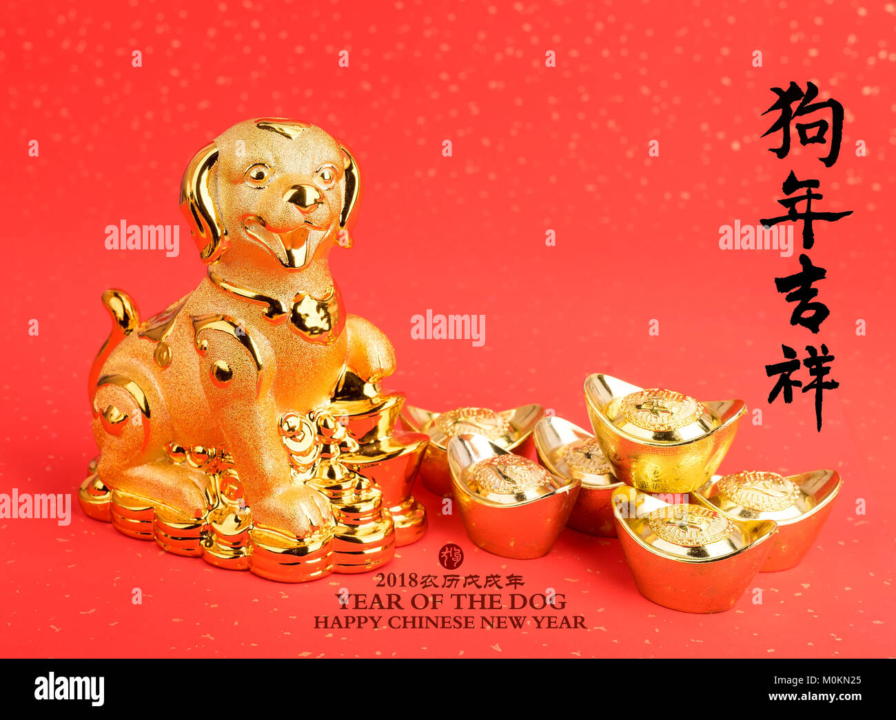 Das chinesische Neujahr Dekoration: goldenen Hund Statue und gold Ingots, Übersetzung von Kalligraphie: Glück für Geld Stockfoto