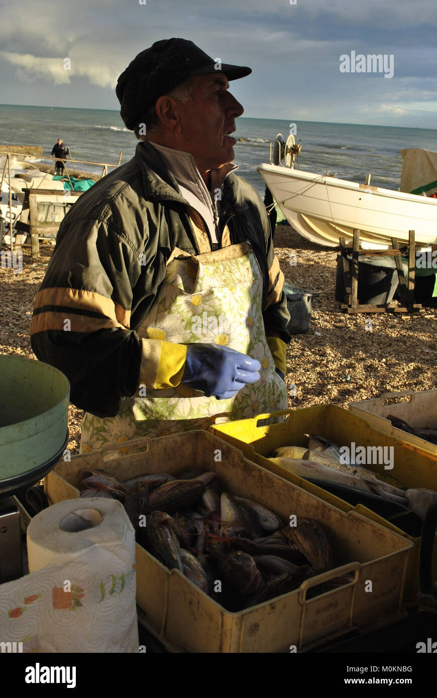 Frischer Fischhändler an der Mittelmeerküste. Morgendlicher Fischmarkt Stockfoto