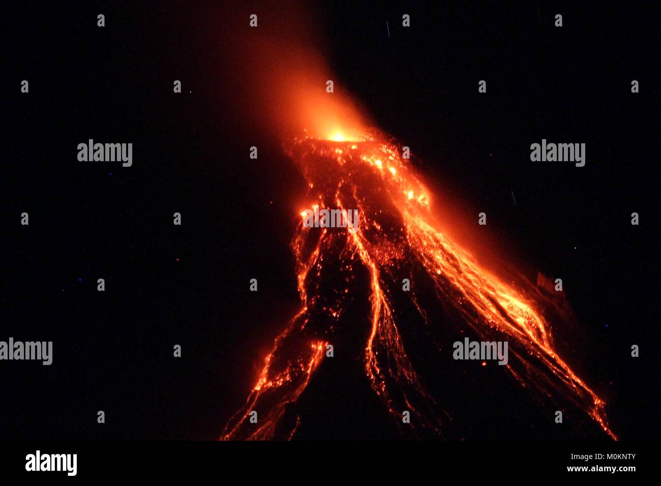 Philippinen. 22 Jan, 2018. Lavaströme aus der Steigung des Mt. Mayon in Daraga, Albay am Januar 23, 2018 (12:39 Uhr). Das philippinische Institut für Vulkanologie und Seismologie (PHILVOLCS) erklärte gestern alert Nummer 4 und breiter der Gefahrenzone 8 Kilometer Fläche nach Explosionen mit vulkanischer Asche (22. Januar 2018). Credit: Gregorio B. Dantes jr./Pacific Press/Alamy leben Nachrichten Stockfoto