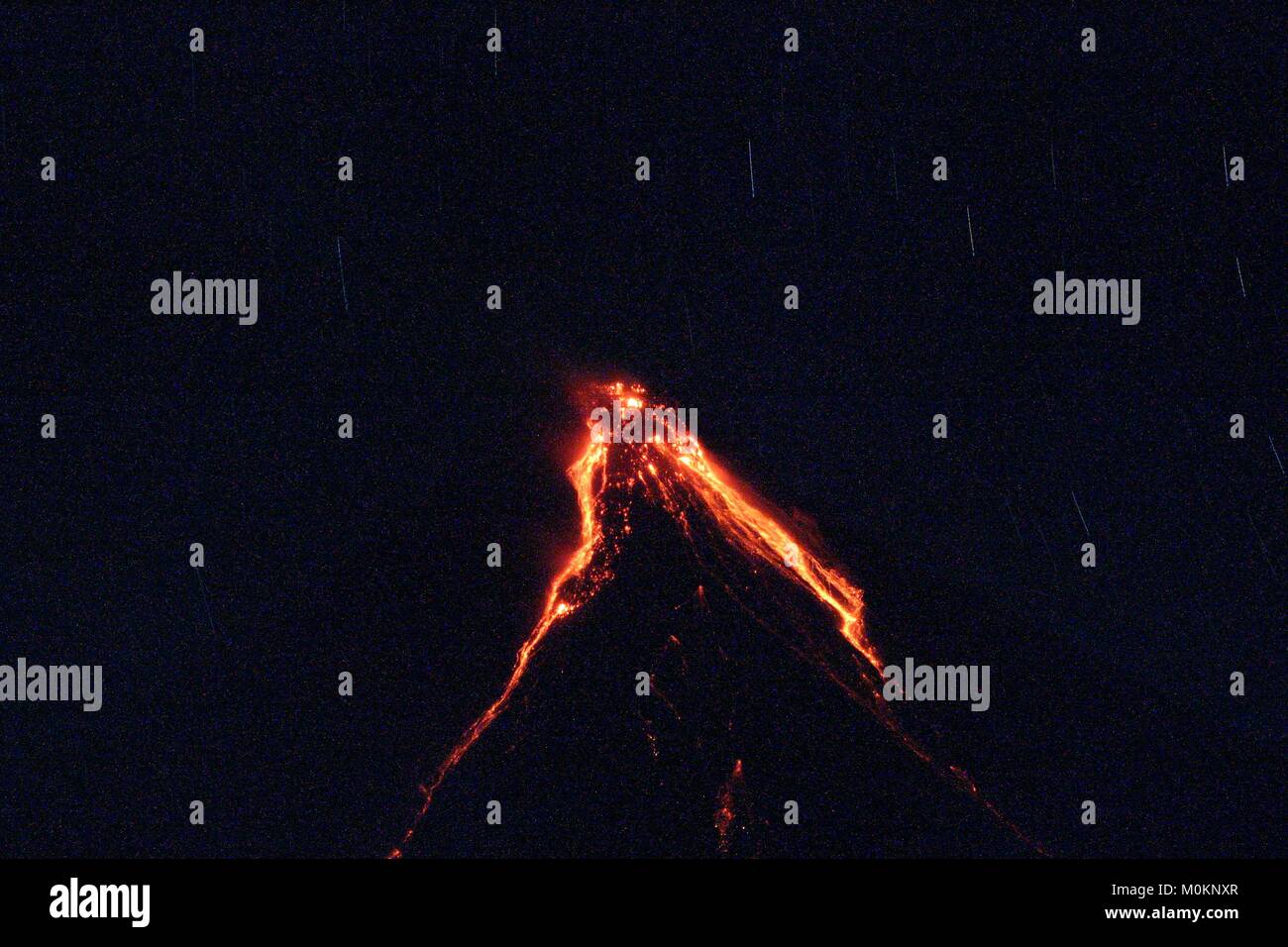 Philippinen. 22 Jan, 2018. Lavaströme aus der Steigung des Mt. Mayon geformt wie ein Dame in Daraga, Albay am 23. Januar 2018. Das philippinische Institut für Vulkanologie und Seismologie (PHILVOLCS) erklärt alert Nummer 4 und breiter der Gefahrenzone, 8 Kilometer von nach Explosionen wit vulkanische Asche gestern (22. Januar 2018). Credit: Gregorio B. Dantes jr./Pacific Press/Alamy leben Nachrichten Stockfoto