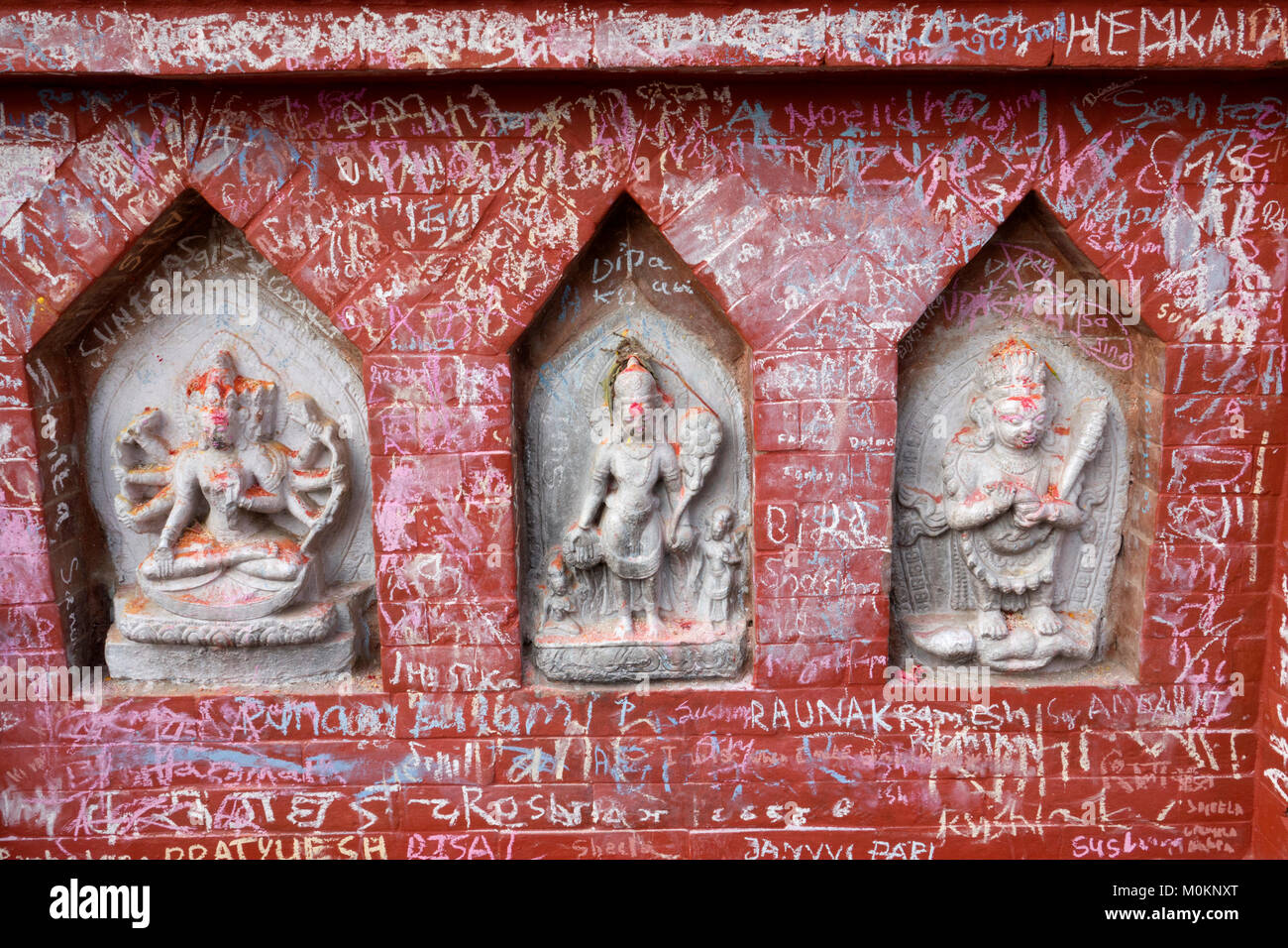 Kreide bedeckt Schreine an Swayambhunath buddhistischen Tempel, Kathmandu, Nepal Stockfoto