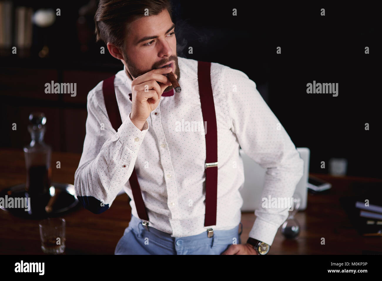 Geschäftsmann das Rauchen einer kubanischen Zigarre Stockfoto