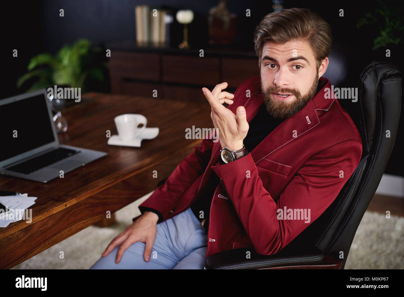 Nervöse Marktführer im Gespräch mit seinem Mitarbeiter Stockfoto