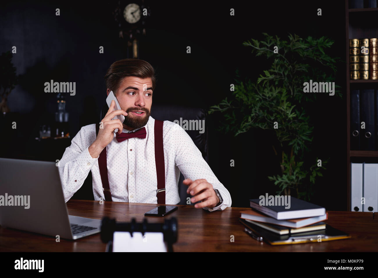 Mann durch das Telefon mit dem Kunden Stockfoto