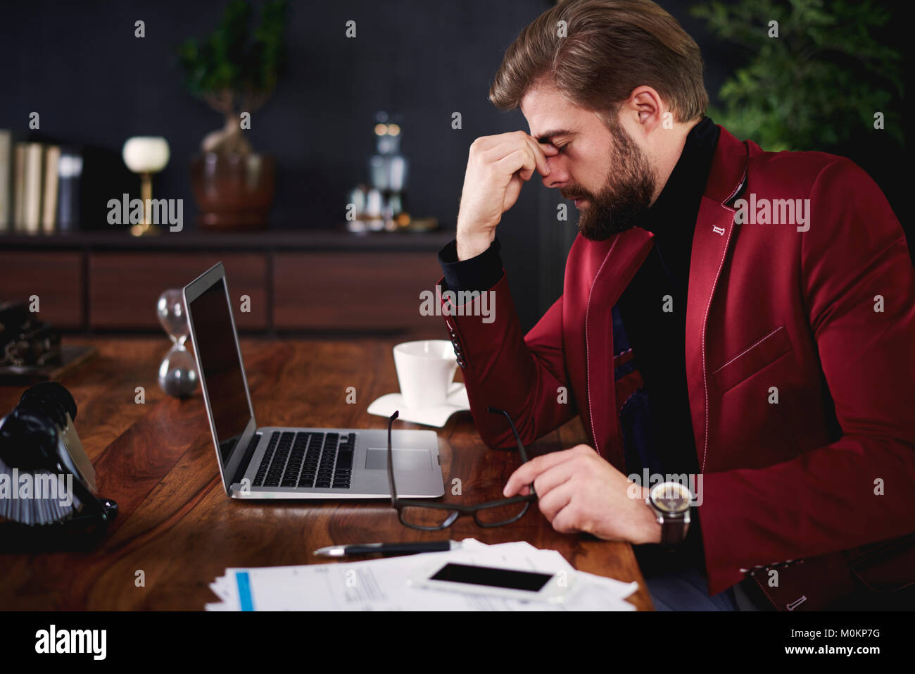 Erschöpft Geschäftsmann in seinem Büro Stockfoto