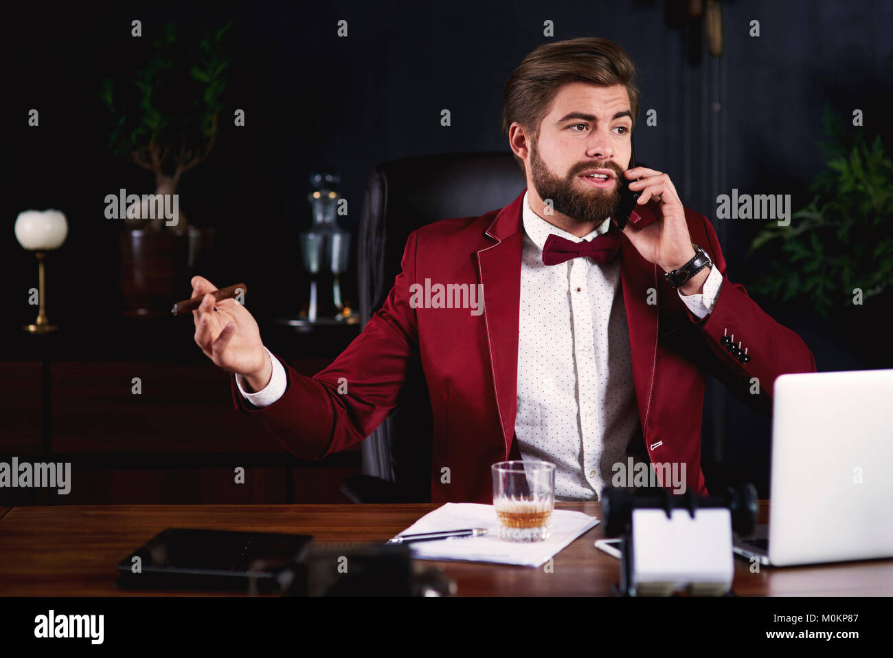 Wütend Unternehmer erhalten einen Anruf Stockfoto