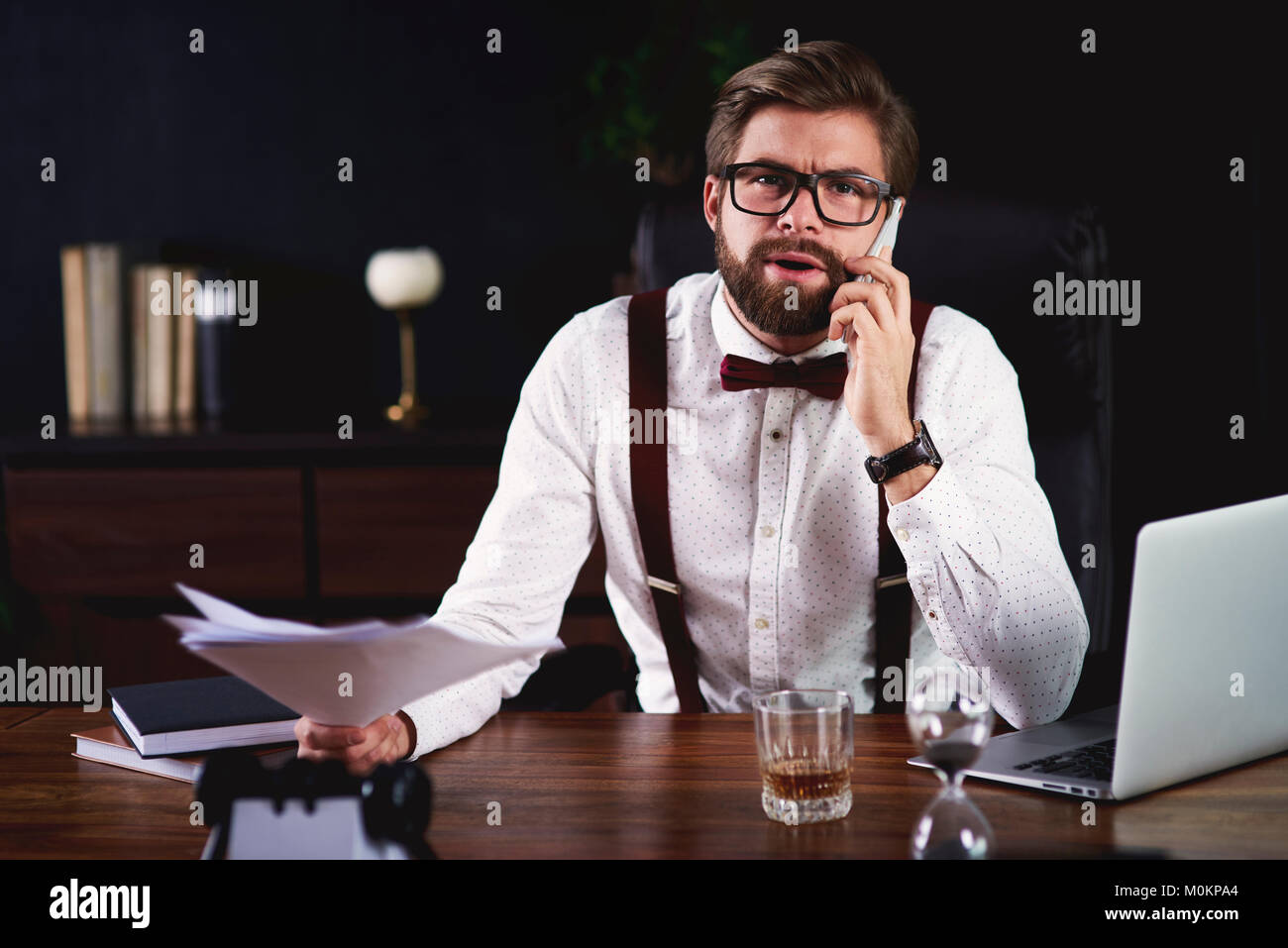 Unternehmer, die schlechten Nachrichten während Anruf Stockfoto