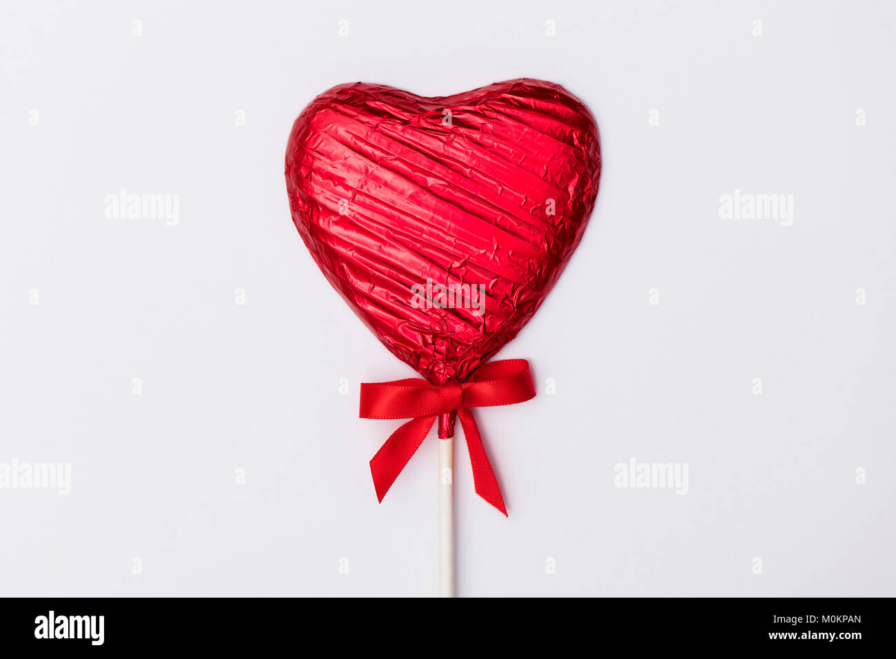 Herzförmige candy Lolly's Geschenk zum Valentinstag auf weißem Hintergrund Stockfoto