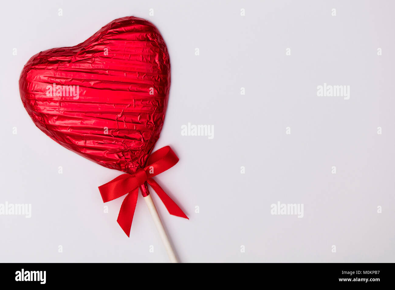 Herzförmige candy Lolly's Geschenk zum Valentinstag auf weißem Hintergrund Stockfoto