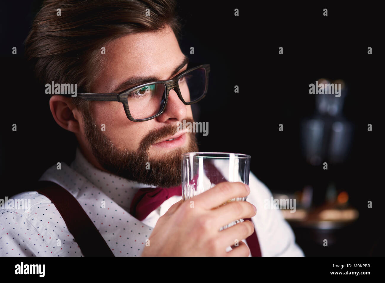 Lonely business person Verkostung Whiskey Stockfoto