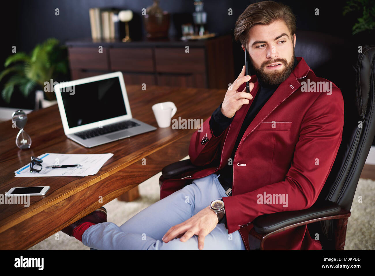 Business Person per Telefon mit Home Office Stockfoto