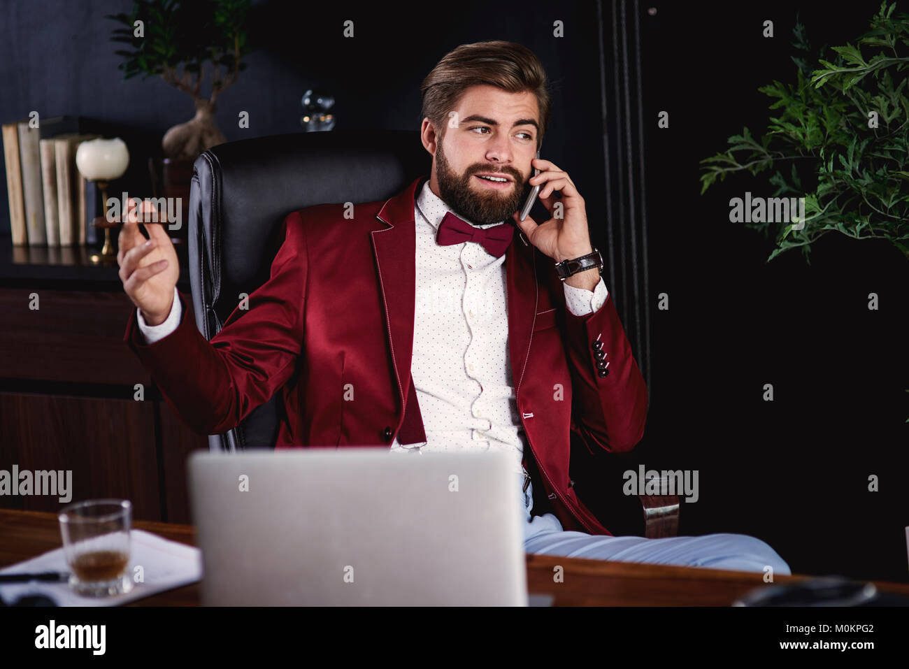 Geschäftsmann mit kubanischen Zigarre Gespräch per Telefon Stockfoto