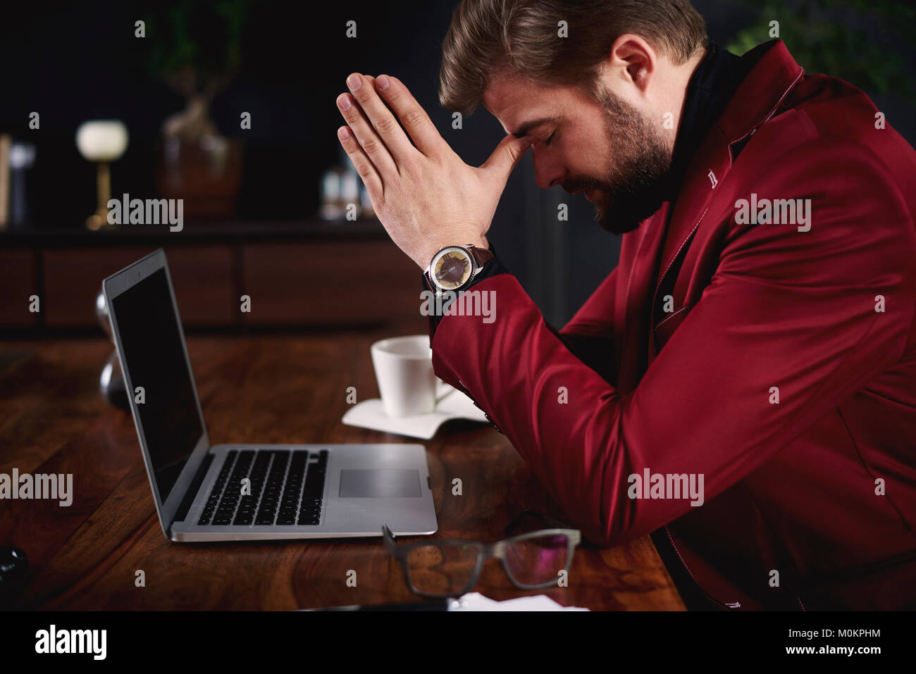 Besorgt Geschäftsmann in seinem Büro beten Stockfoto