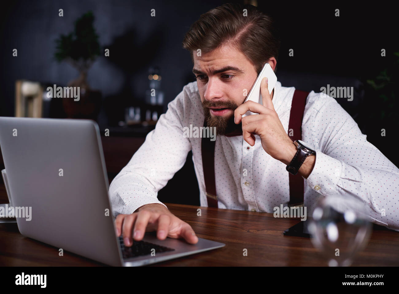 Peinlich Geschäftsmann arbeiten mit Technologie Stockfoto