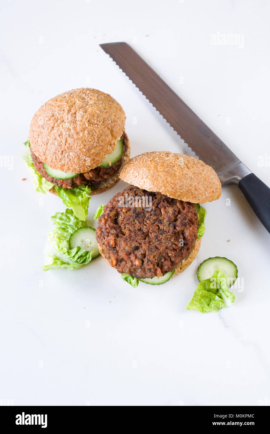 Rote-bete-Burger in einem Vollkornbrot. Stockfoto