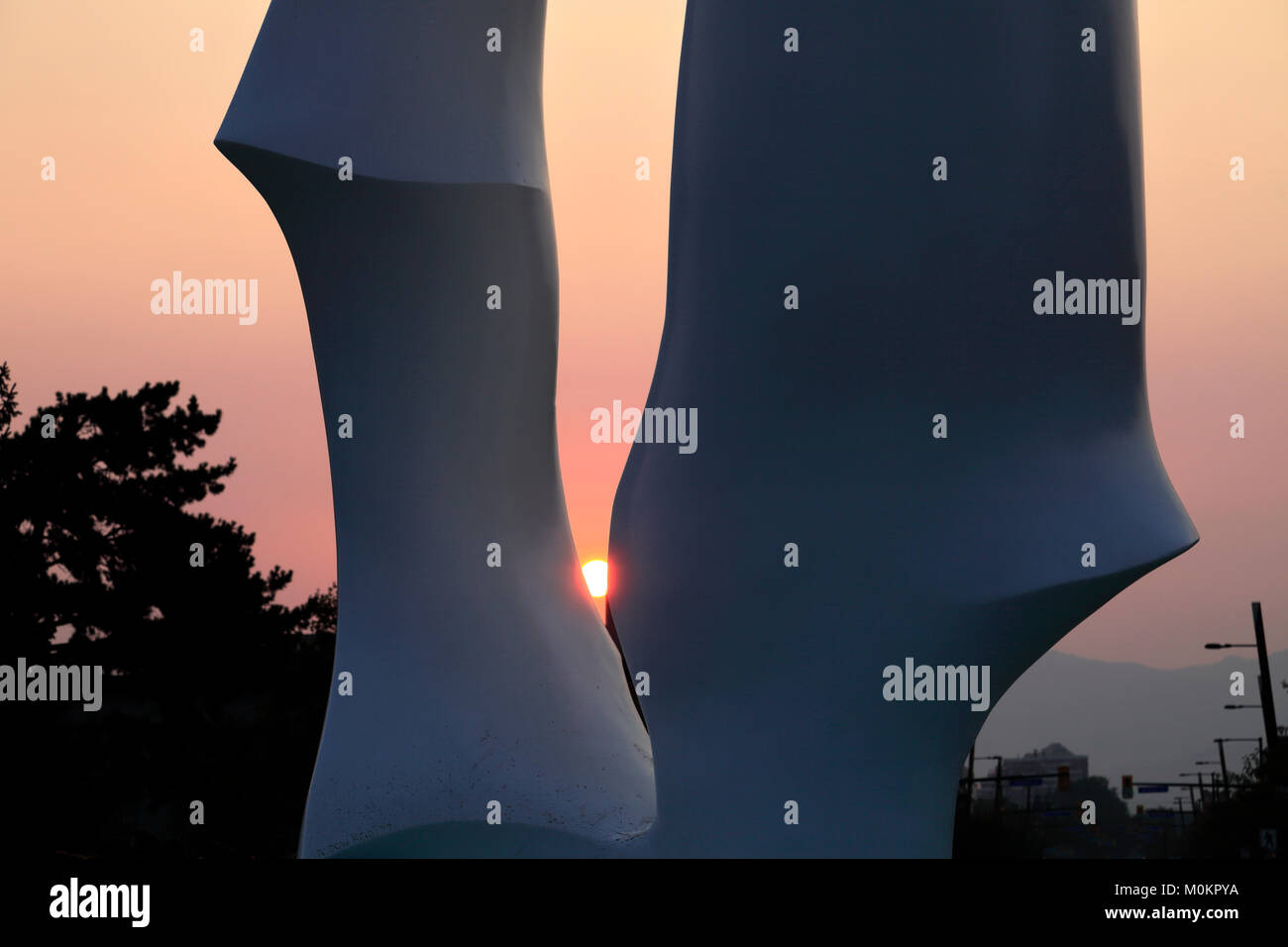 Sonnenaufgang über den Geist der Segel Skulptur, Stadtpark, City Art Trail, Kelowna Stadt, Okanagan Valley, British Columbia, Kanada. Stockfoto