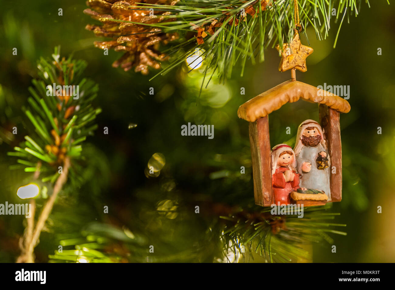 Weihnachtsdekoration am Weihnachtsbaum mit Lichtern und Kopieren. Stockfoto