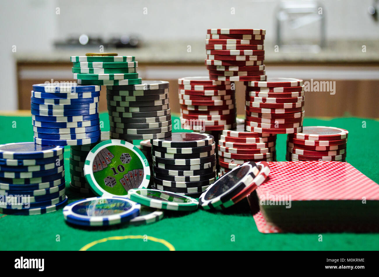 Poker Chips - Poker chips mit Karten auf einem grünen Tisch in Nahaufnahme Stockfoto