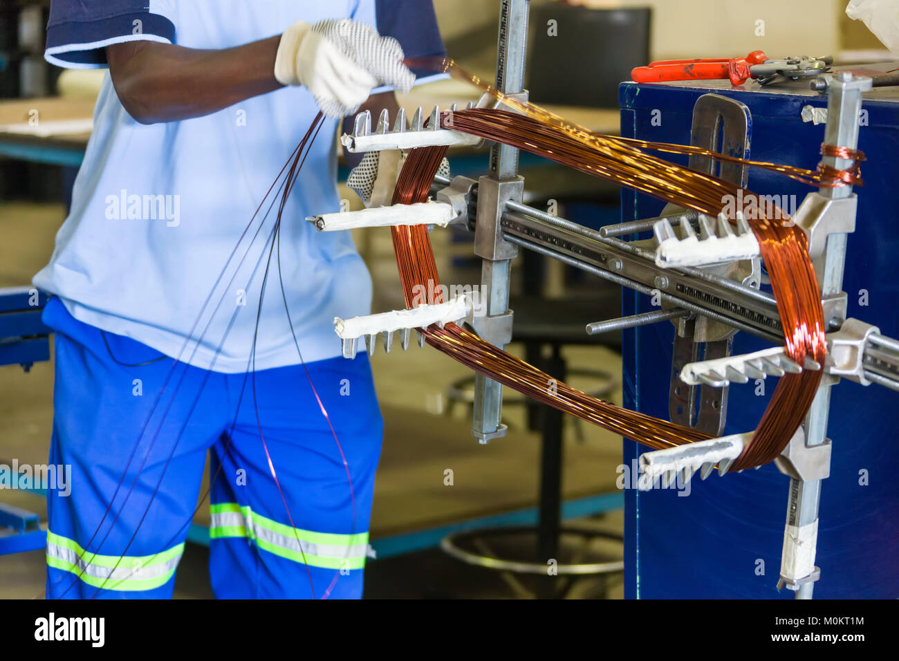 Zurückspulen Elektromotor, afrikanischer Mann bei der Arbeit Stockfoto