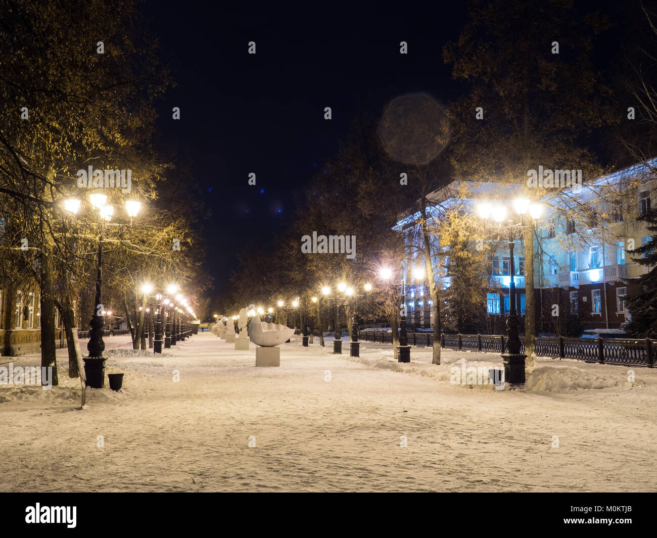 Medizinische Universität auf Lenina Straße winter night - Ufa, Russland, 08.01.2017 Stockfoto