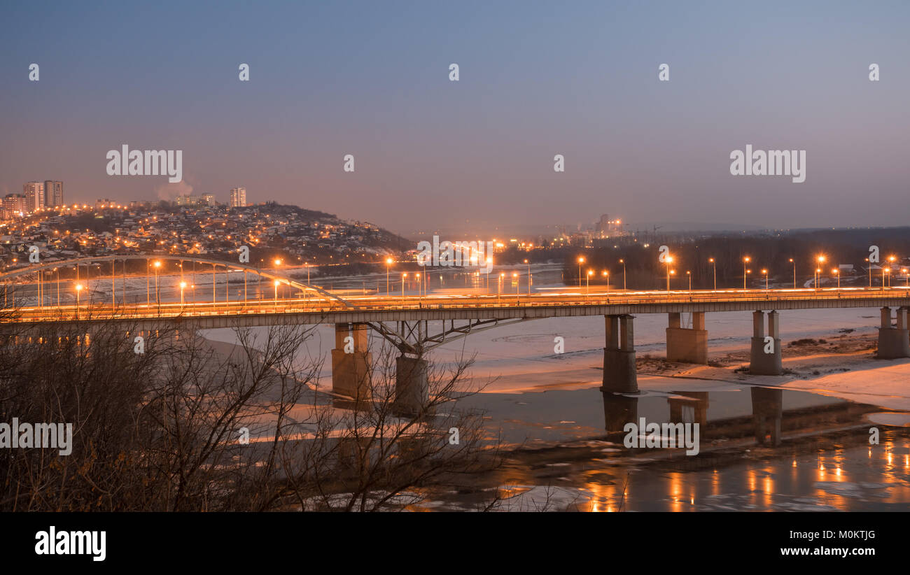 Abendlicher Blick von Brücke über White River in Ufa, Russland, im Winter Stockfoto