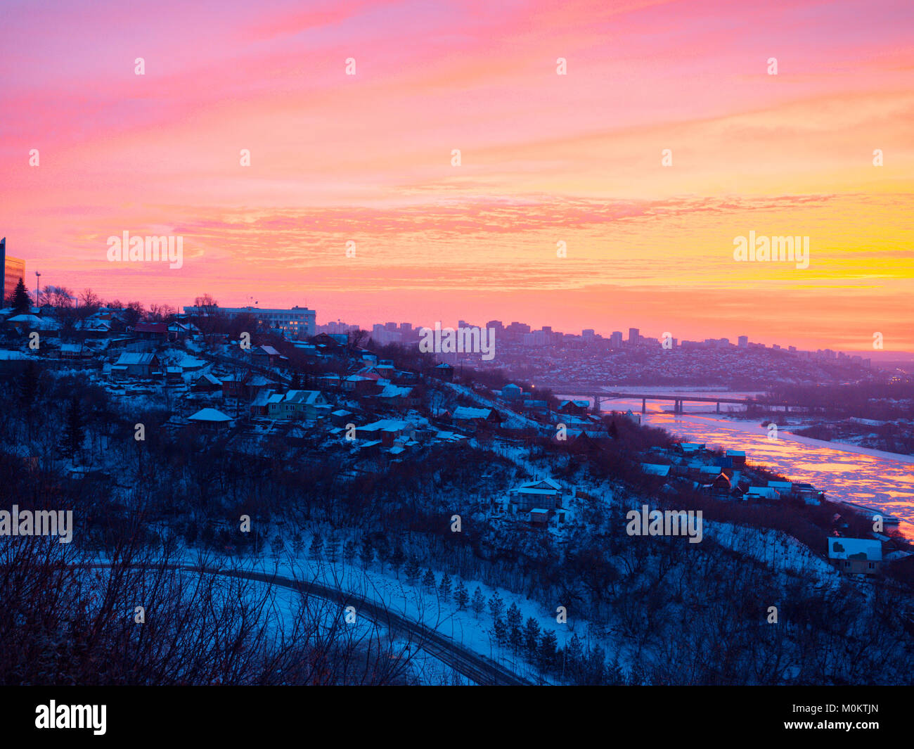 Dramatisch schönen Sonnenaufgang über das Panorama der Stadt Ufa im Winter Stockfoto