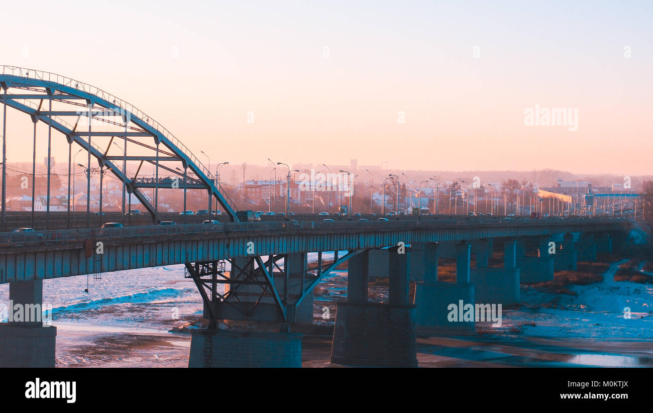 Panorama des Verkehrs auf der Brücke und den Sonnenaufgang über dem Fluss Belaja in Ufa, Baschkirien, Russland Stockfoto