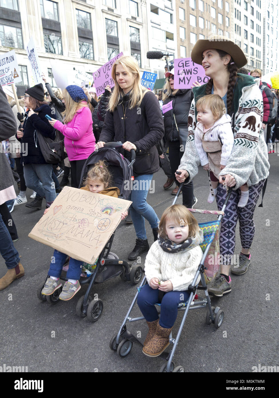 Hunderte von Tausenden New Yorkern März der Frauen in New York City besuchte auf der 1-jährigen Jubiläum von Donald Trump innauguration, 31.01.20, Stockfoto