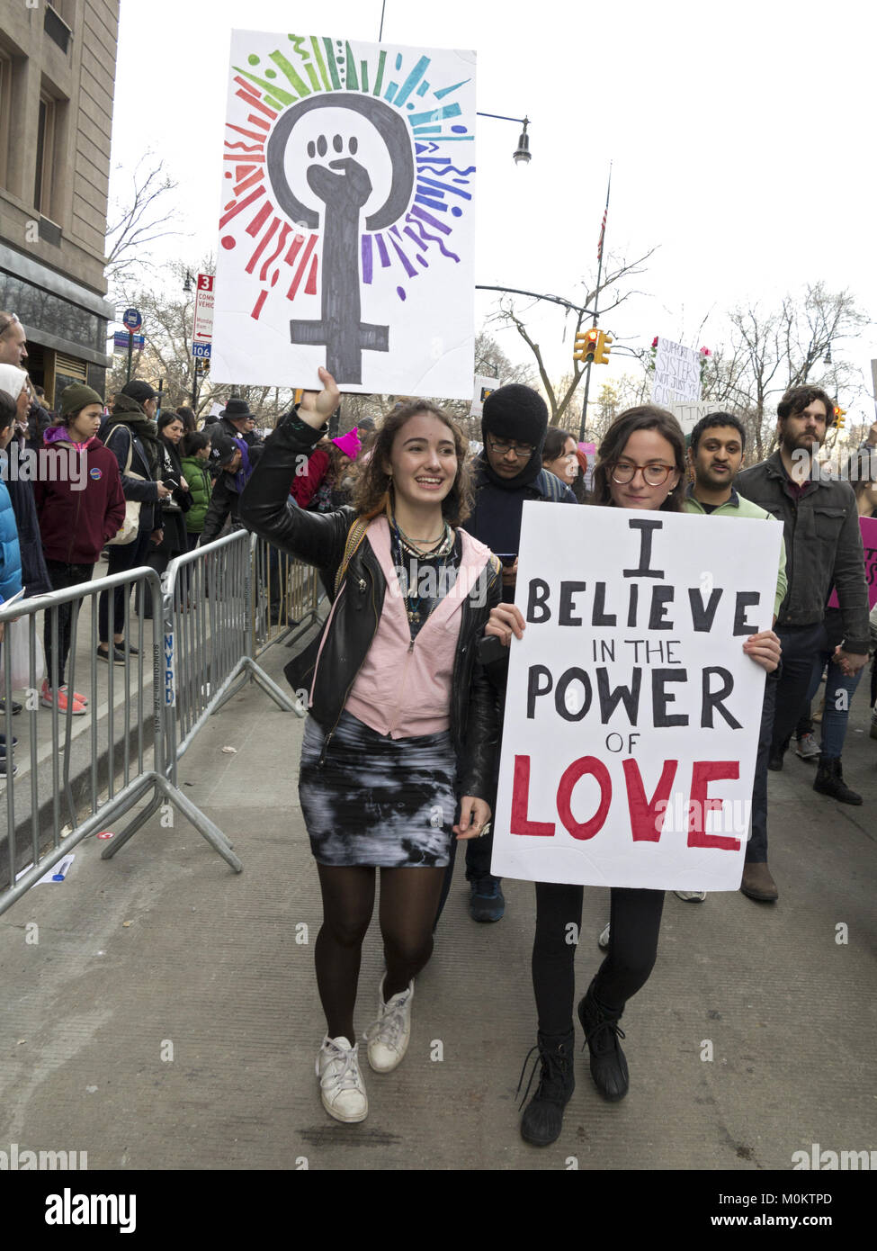 Hunderte von Tausenden New Yorkern März der Frauen in New York City besuchte auf der 1-jährigen Jubiläum von Donald Trump innauguration, 31.01.20, Stockfoto