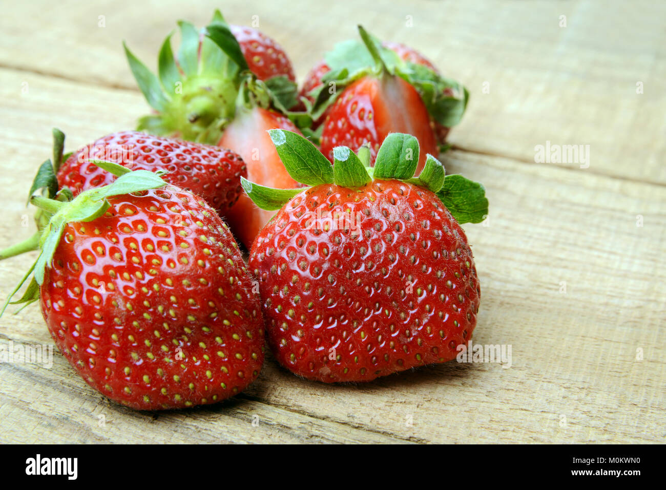 Frische Erdbeeren auf hölzernen Hintergrund Stockfoto