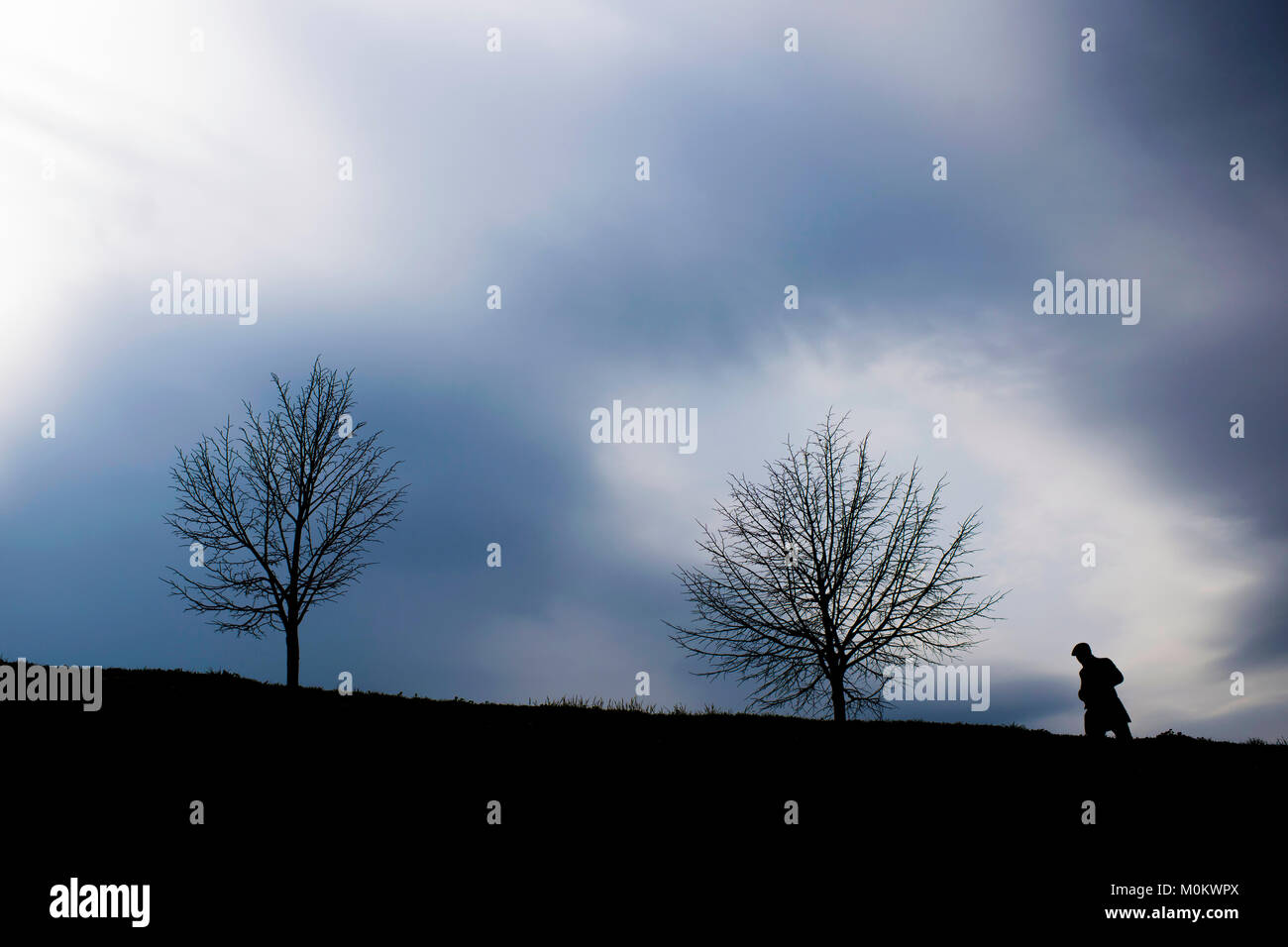Die Silhouette eines Menschen zu Fuß ilustrating Depression Stockfoto