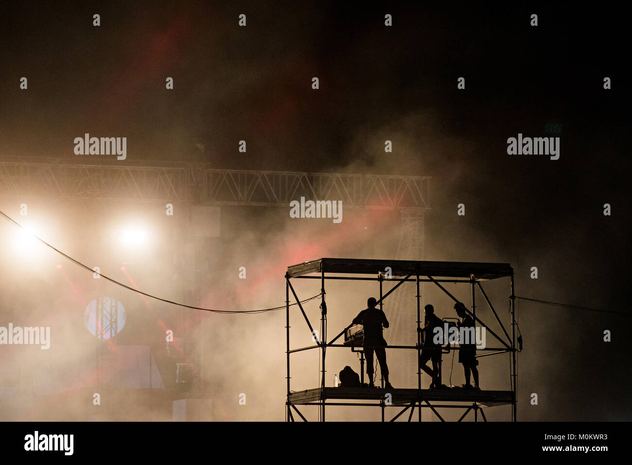 Beleuchtung Technikern Stroboskope bei einem Konzert Stockfoto