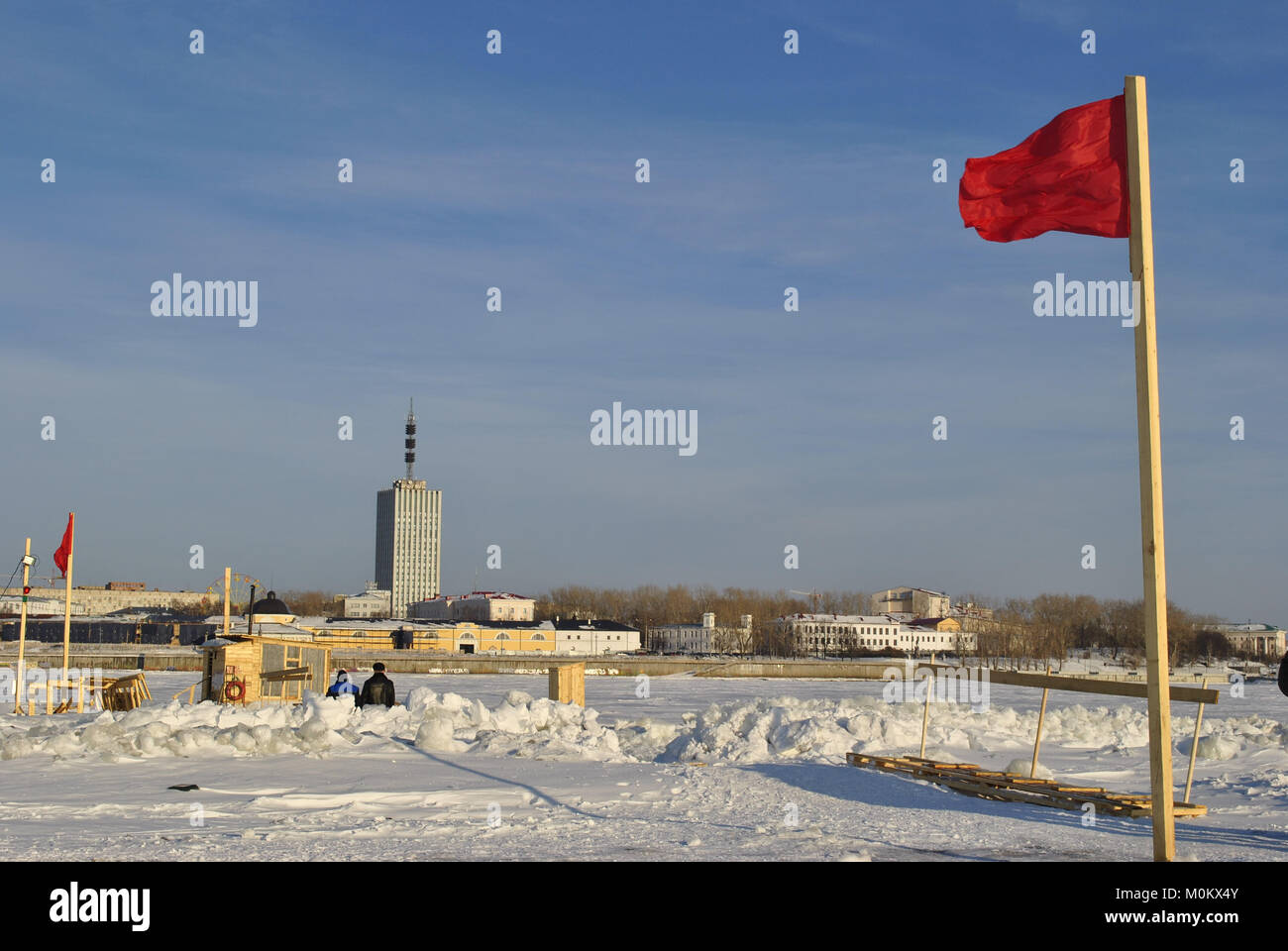 Das Eis Übergang über den Fluss Sewernaja Dwina. Russland, Archangelsk Stockfoto