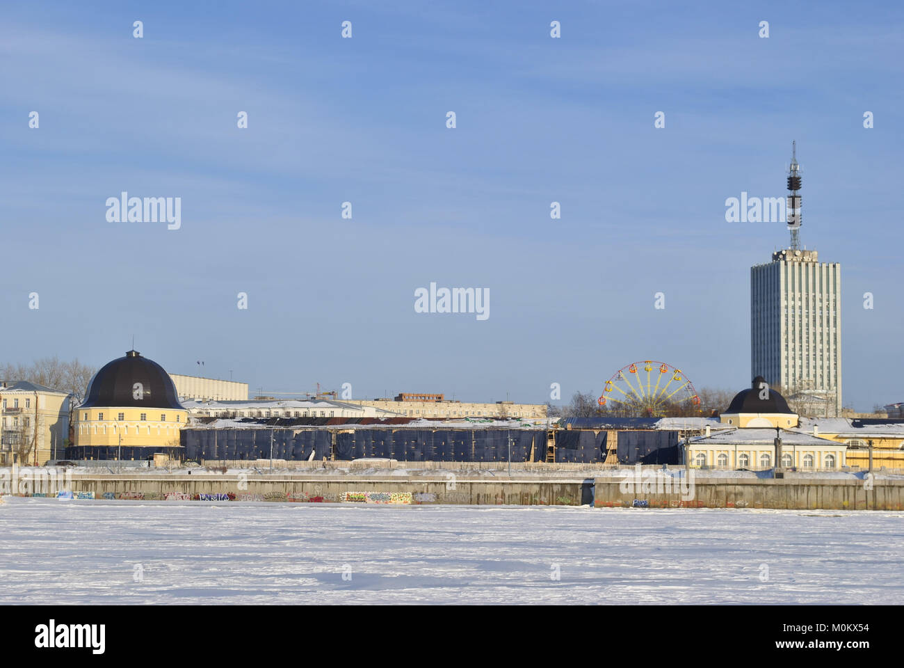 Ein Blick auf die Stadt Archangelsk von der Seite des Flusses. Winter Stockfoto
