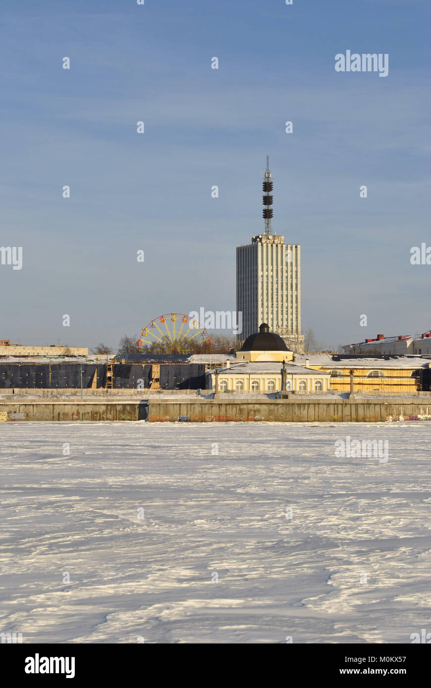 Ein Blick auf die Stadt Archangelsk von der Seite des Flusses. Winter Stockfoto