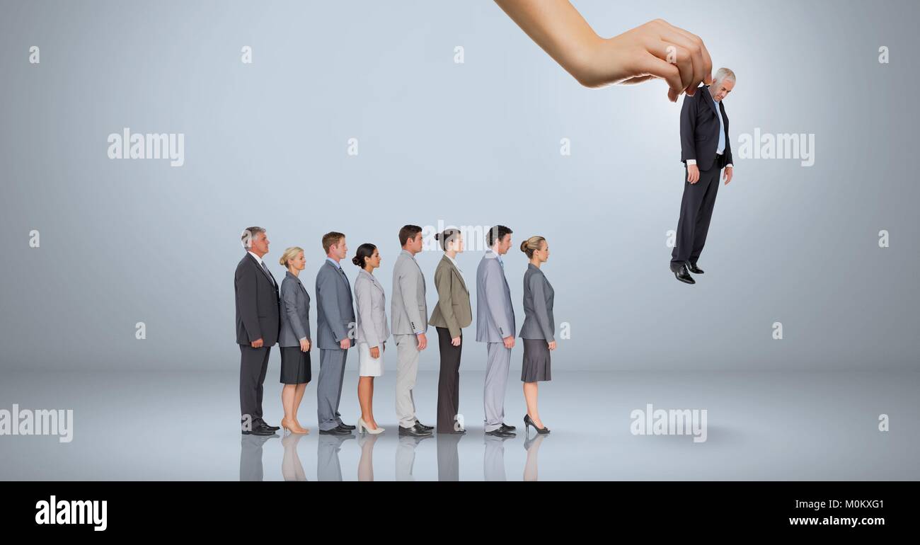 Hand ein Geschäftsmann auf grauem Hintergrund mit Geschäftsleuten Stockfoto
