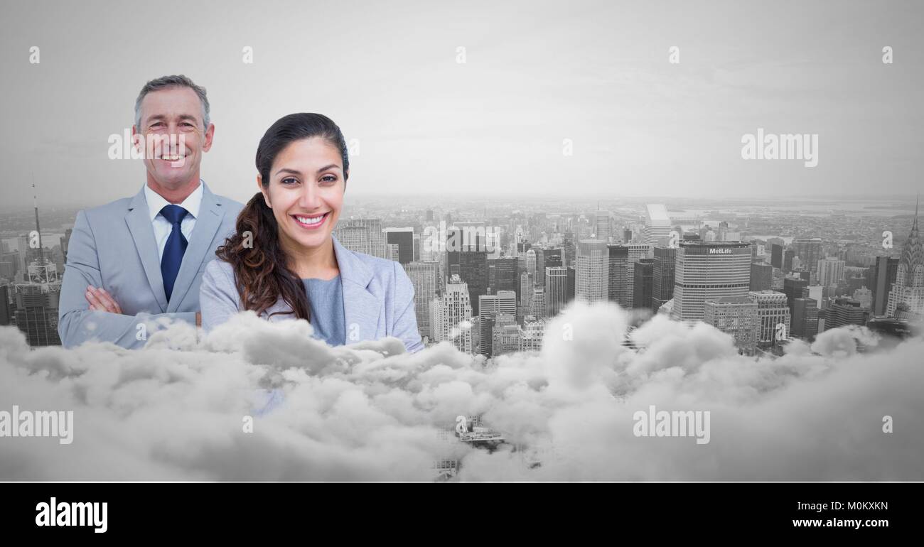 Der Mann und die Frau nach außen mit Sicht auf die City Skyline hinter Ihnen und Wolken vor Stockfoto