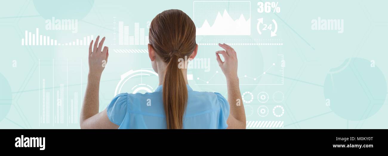 Frau quetschungen an der Schnittstelle an der Wand Stockfoto