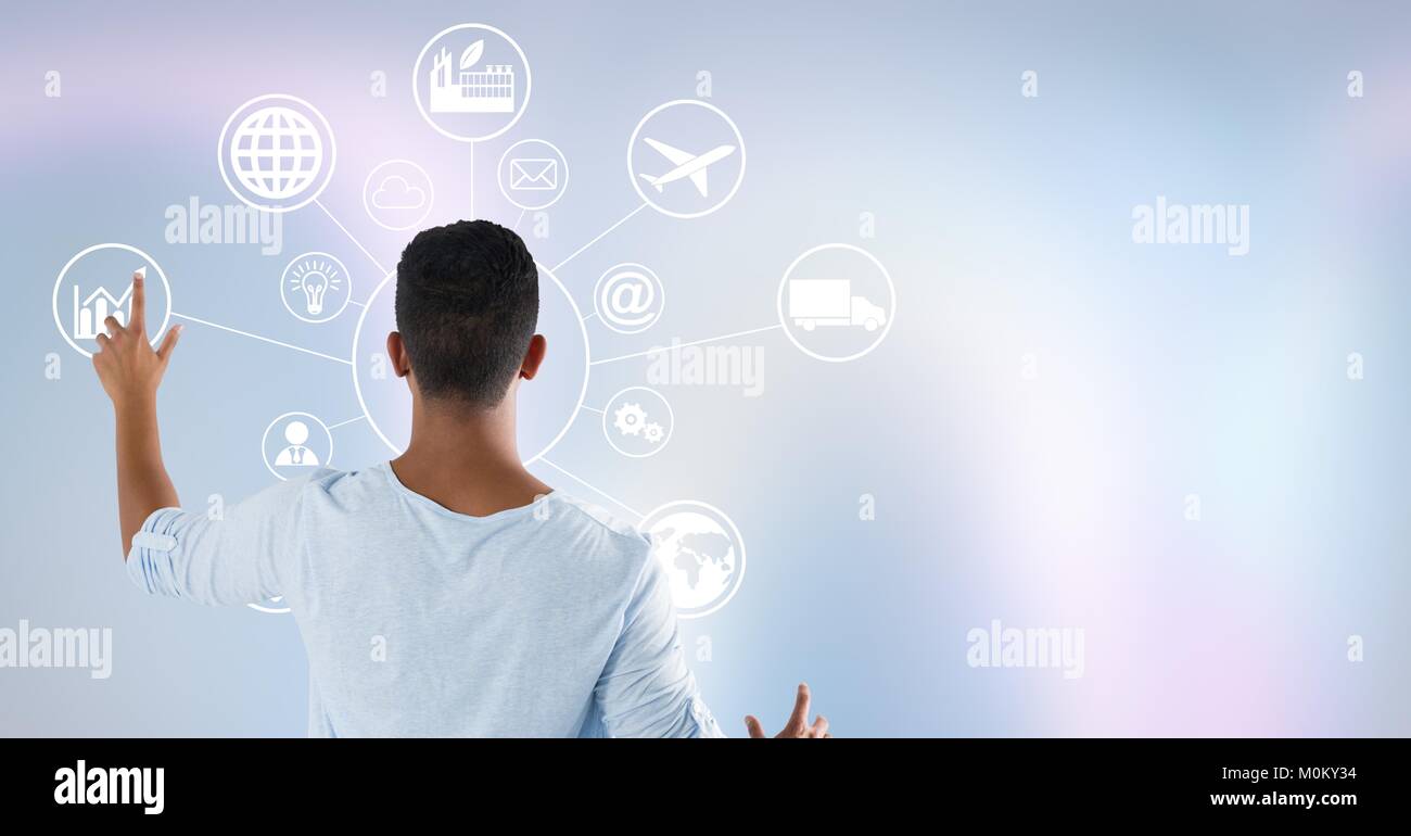 Stehende Mann berühren Schnittstelle auf Wand Stockfoto