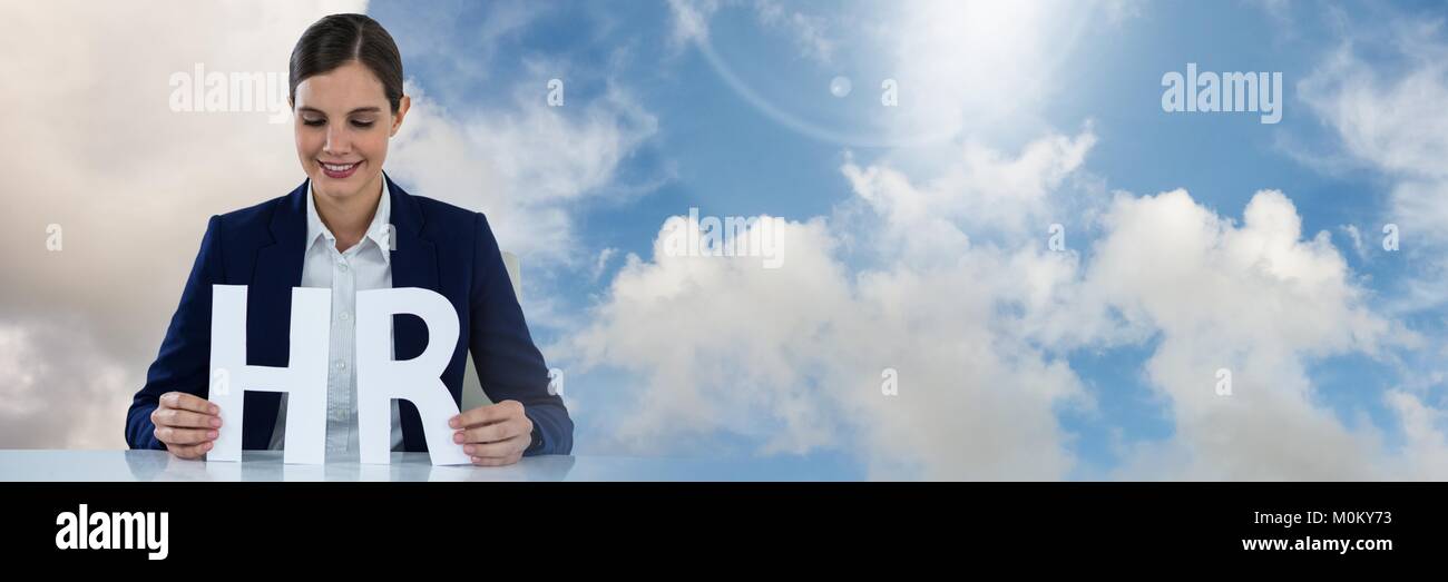 Papier schneiden Sie HR-Briefe mit Geschäftsfrau und Sky Stockfoto