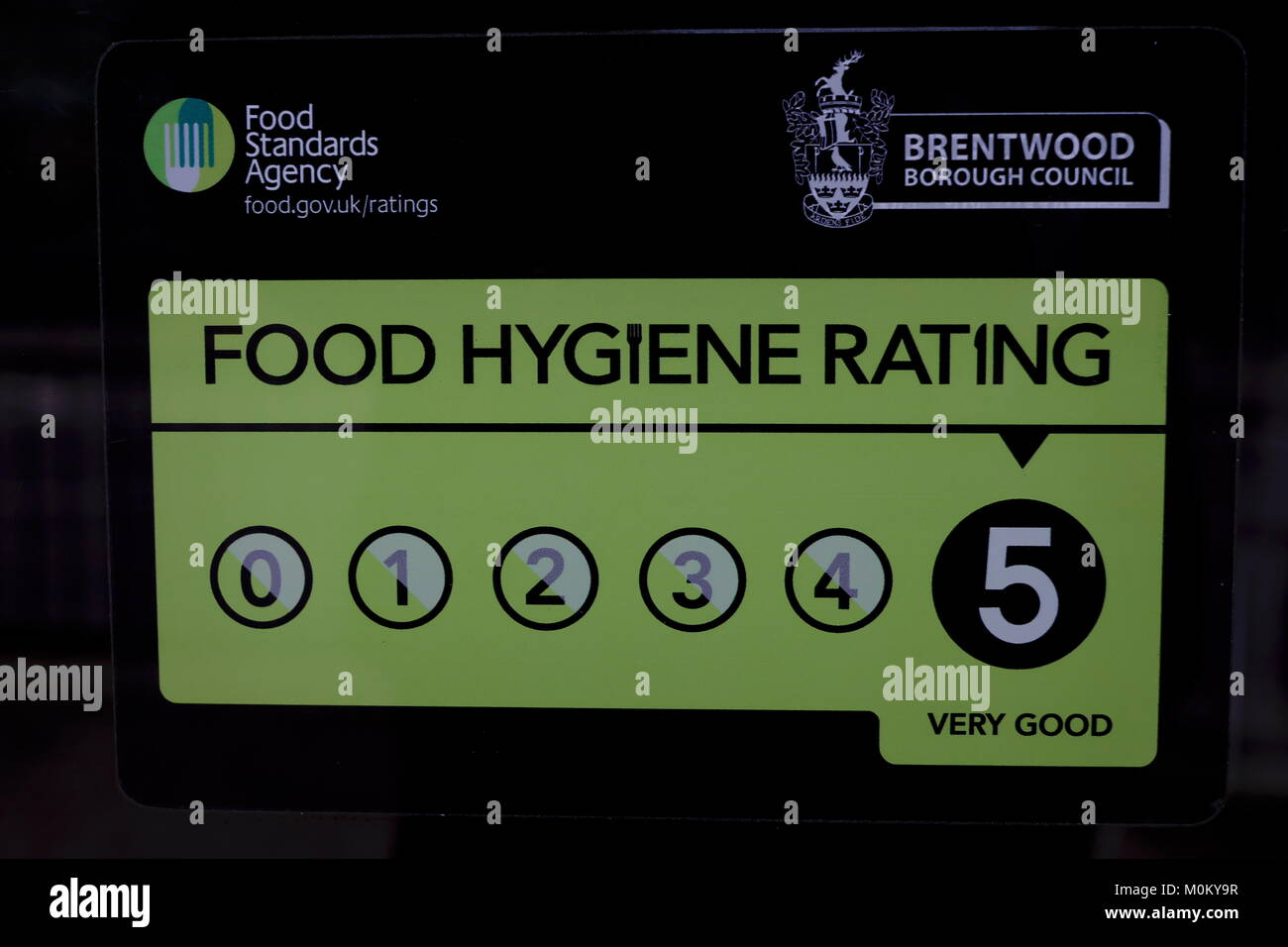 Ein Brentwood Borough Council Lebensmittelhygiene Bewertung Zertifikat auf Anzeige an einem lokalen Restaurant. Brentwood Essex. Stockfoto