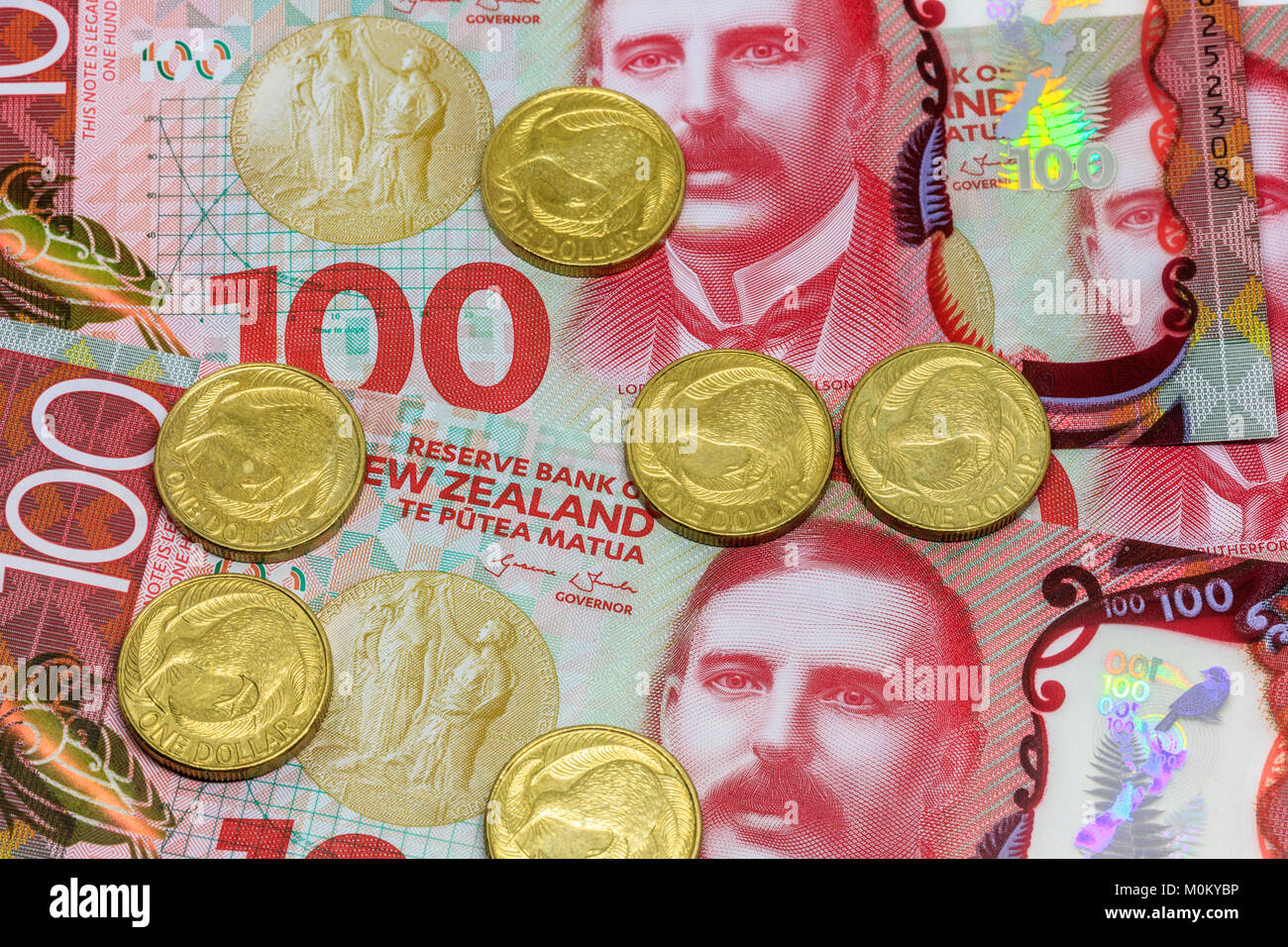 Kiwi dollar Münzen, die auf der $ 100 Neuseeland Banknoten Stockfoto